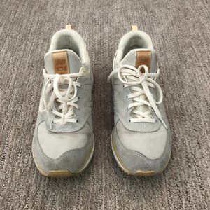 Beige New Balance 574